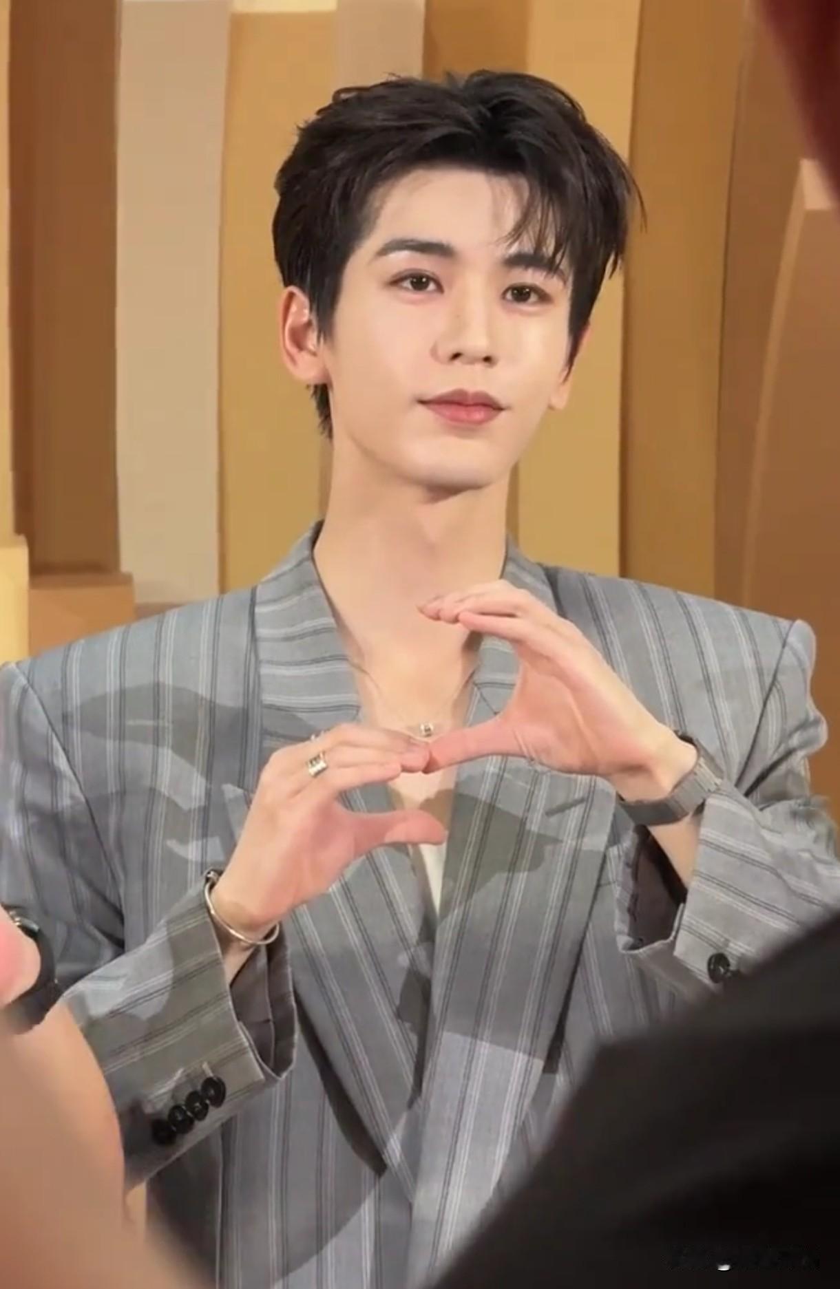 张凌赫这个人气是真的吓人，路过的姐妹都说挤不进去了，你就甭管张凌赫这个粉底液