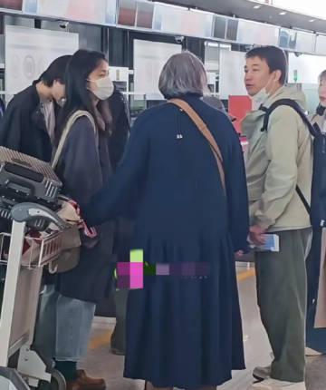 黄磊夫妇机场邂逅洪晃，洪晃不愧是京圈名媛，气场强大到可以忽略身边人，当年陈导最怕