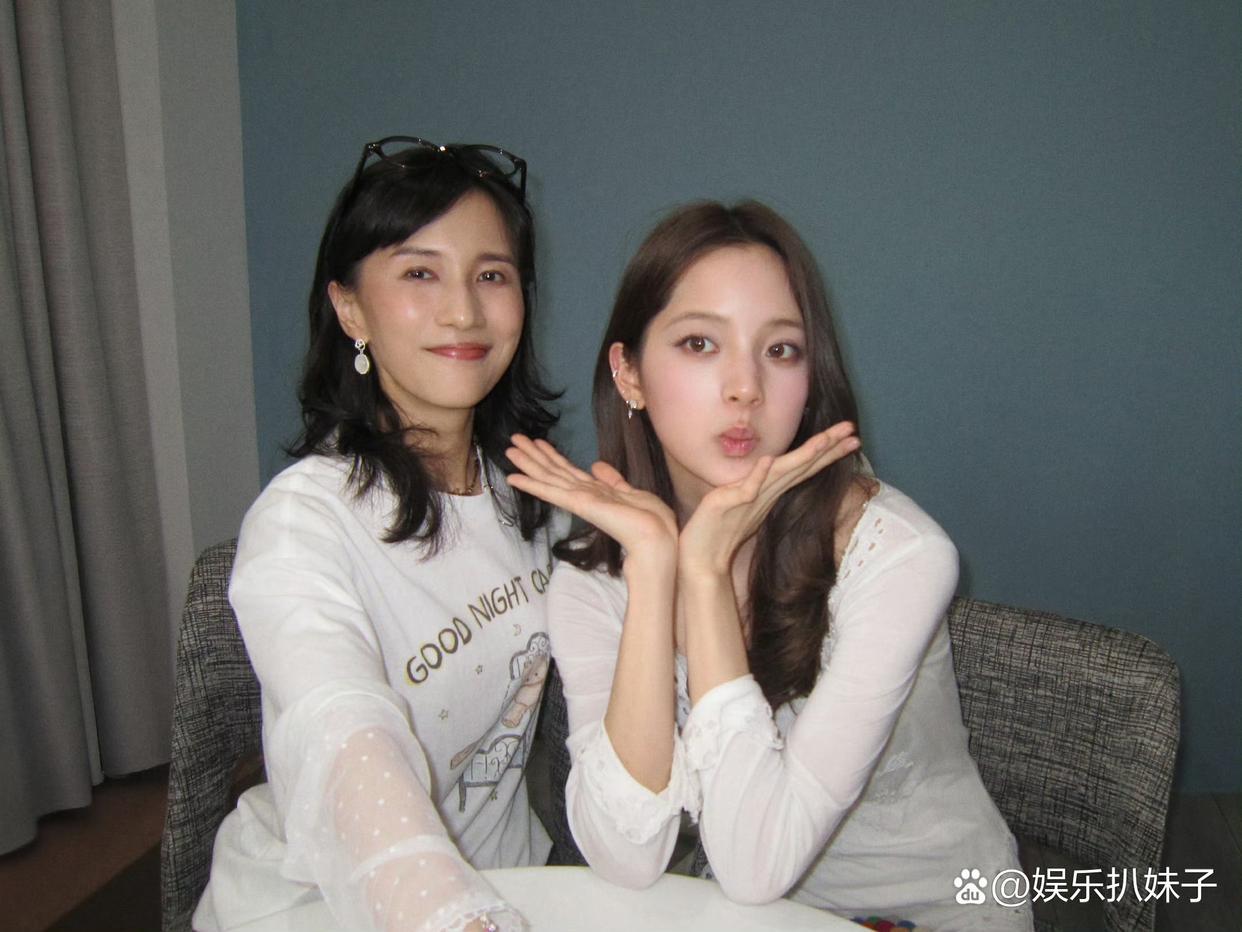 1.周冬雨参加新一季花少态度相当和蔼可亲，收起了所有骄纵的脾气，跟谁都能好好相处