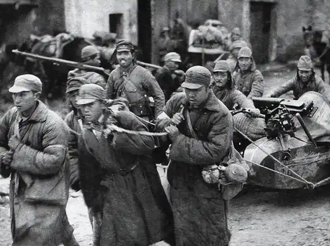 1949年，十个特务活埋了四十多个共产党，本以为自己立了大功。谁知，侧门突然闪进