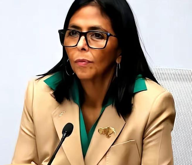 委内瑞拉上演了最魔幻的一幕。那个亲手把国家财富打包送给美国的女人，德尔西·罗德