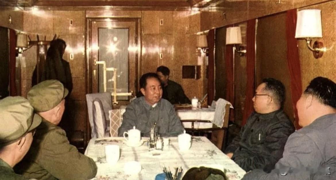 1978年元旦，华国锋和谷牧一起乘坐列车前往唐山，同河北省委第一书记刘子厚同志、