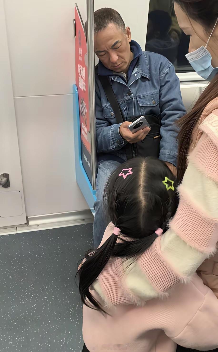 还以为只有年轻男性，会化妆会护肤，没想到这位大叔，也给自己画上了眉毛。