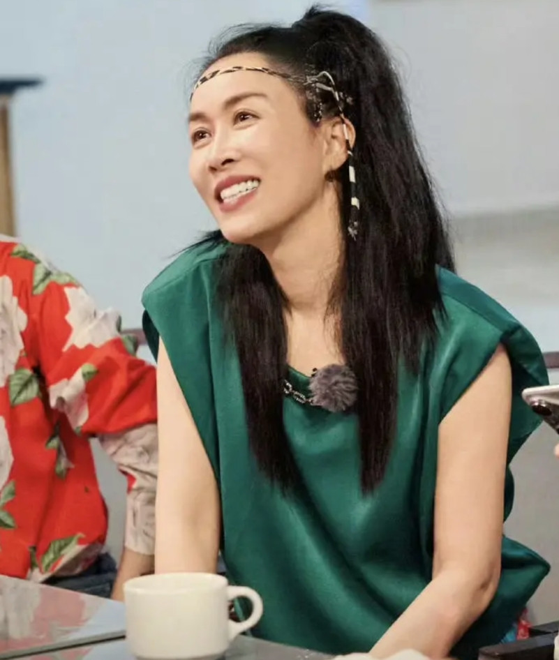 那英这感情经历也是挺坎坷的！16岁在沈阳歌舞团认识了初恋男友，是当时的伴唱。
