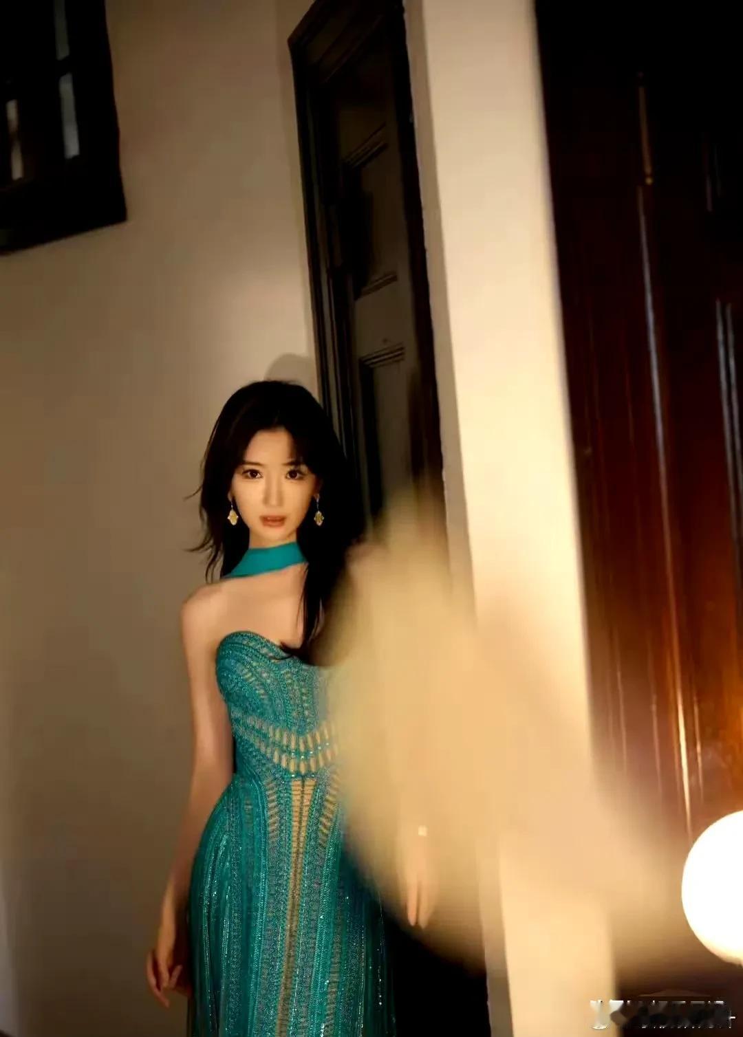 毛晓彤身穿绿色针织流苏镂空裙，温柔妩媚！​