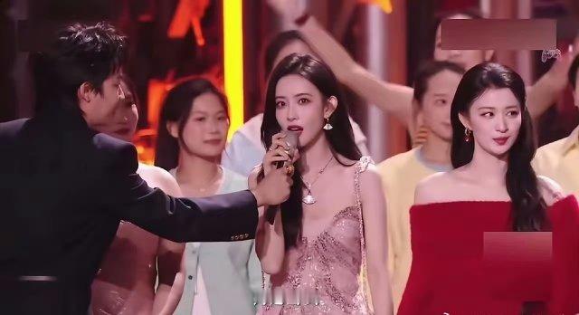 原来孟子义比王楚然更高更美啊！2026年元旦晚会，国内头牌几朵小花争奇斗艳，其中