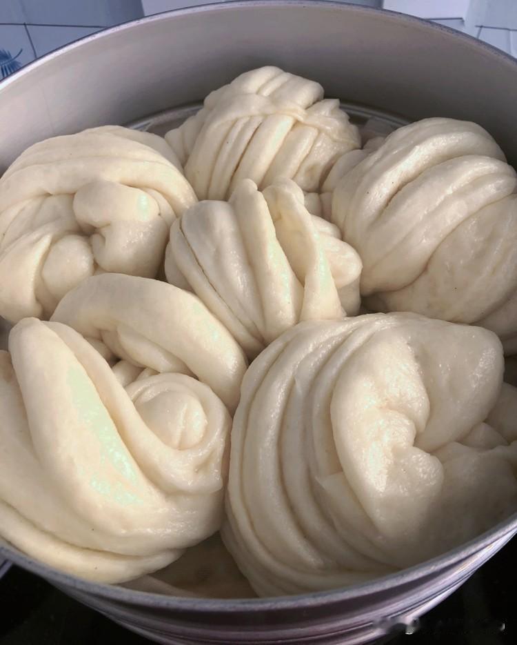 我最喜欢的就是自己做面食。说到做面食，我是真的特别喜欢，虽然做的不是那么精致