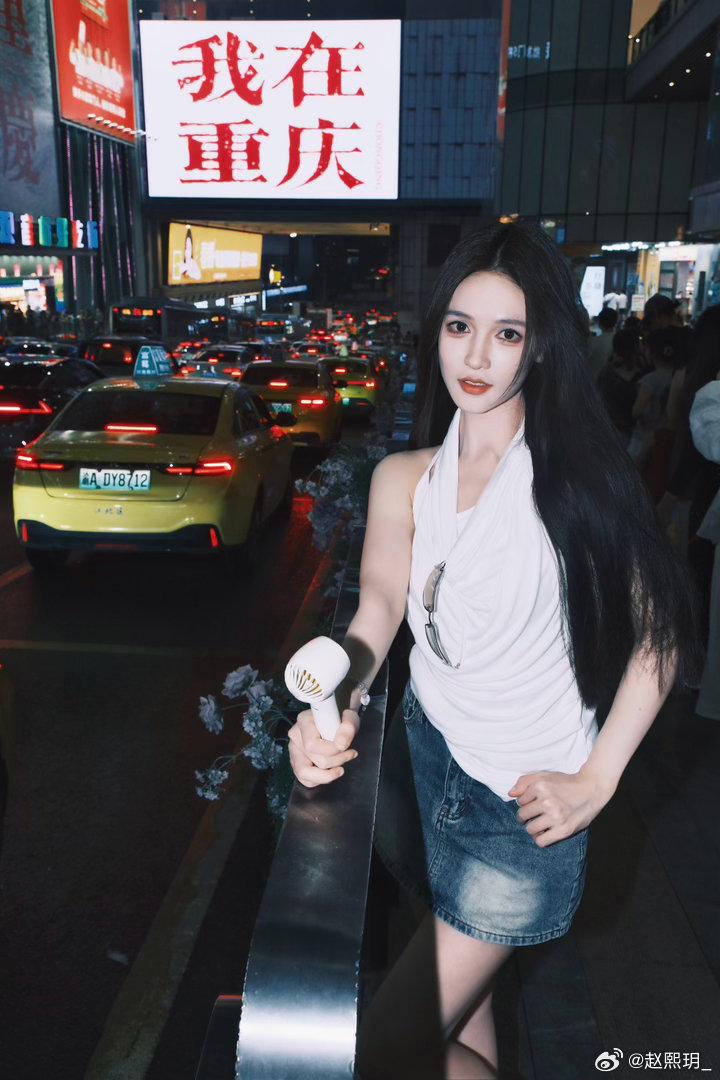 和黄色法拉利合影啦～[doge]​
