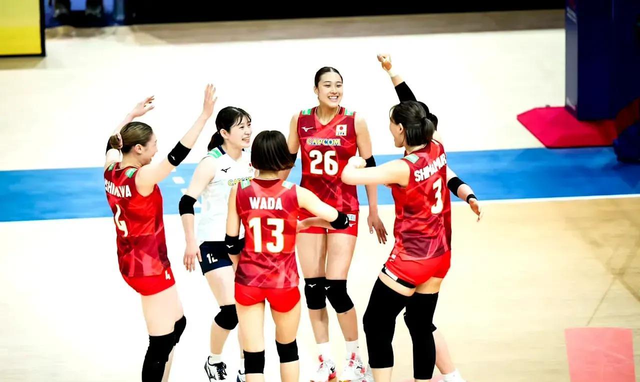 昨天晚上日本女排2一3意大利女排，对输了的日本女排一片赞美声，被骂被嘲笑的是中国