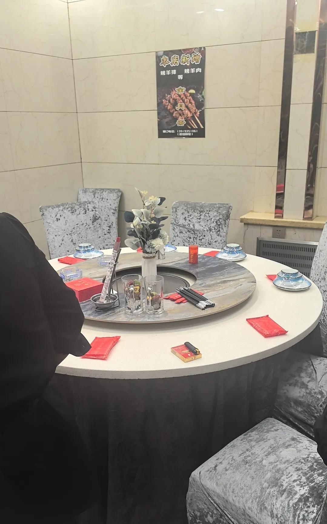 牛！确实是牛！发动服务员把手机装在裤子口袋，只要进去一转一拍，把视频发给相关部