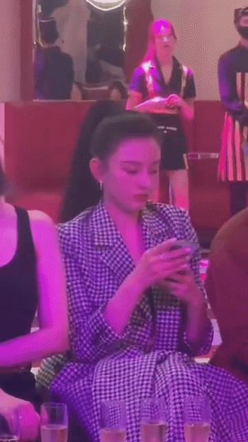 宋祖儿坐在高圆圆旁边压力太大了，高圆圆这脖子长到让宋祖儿有点没自信了。她拿眼睛瞅
