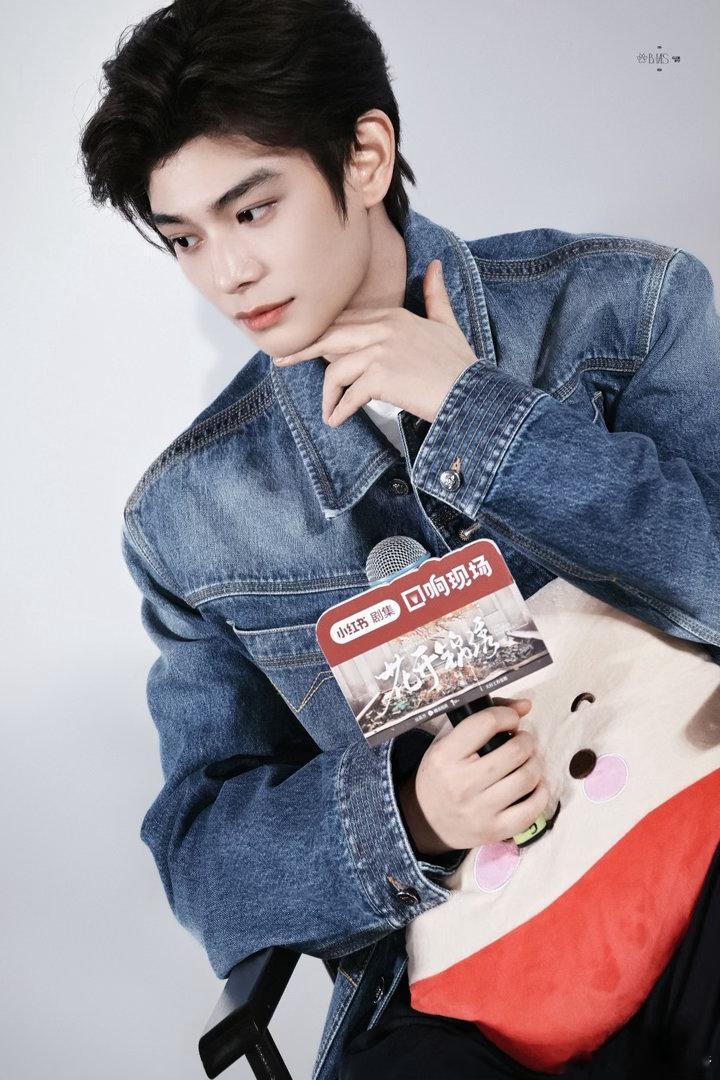#丁禹兮爱在无尽夏﻿#Dyx#丁禹兮沈言#世间总有些惊奇的际遇，比方说当我遇见你，星光落入你眼里，而