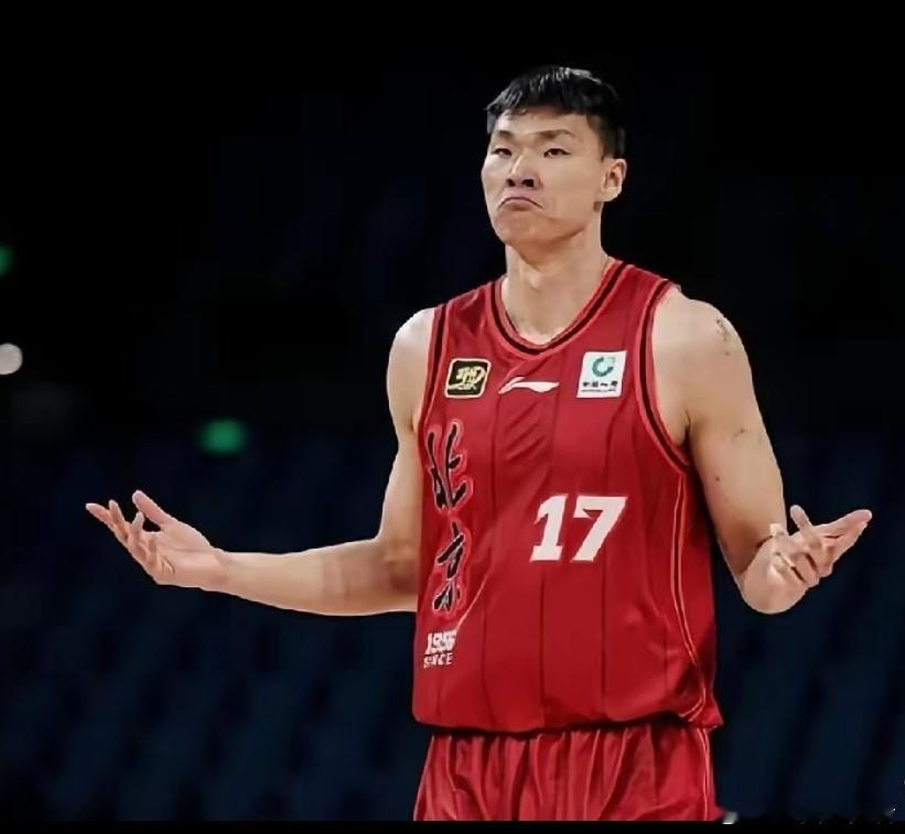 北京男篮D类顶薪中锋再次向俱乐部表达不想离开，会用自己表现证明自己。此前北京男篮