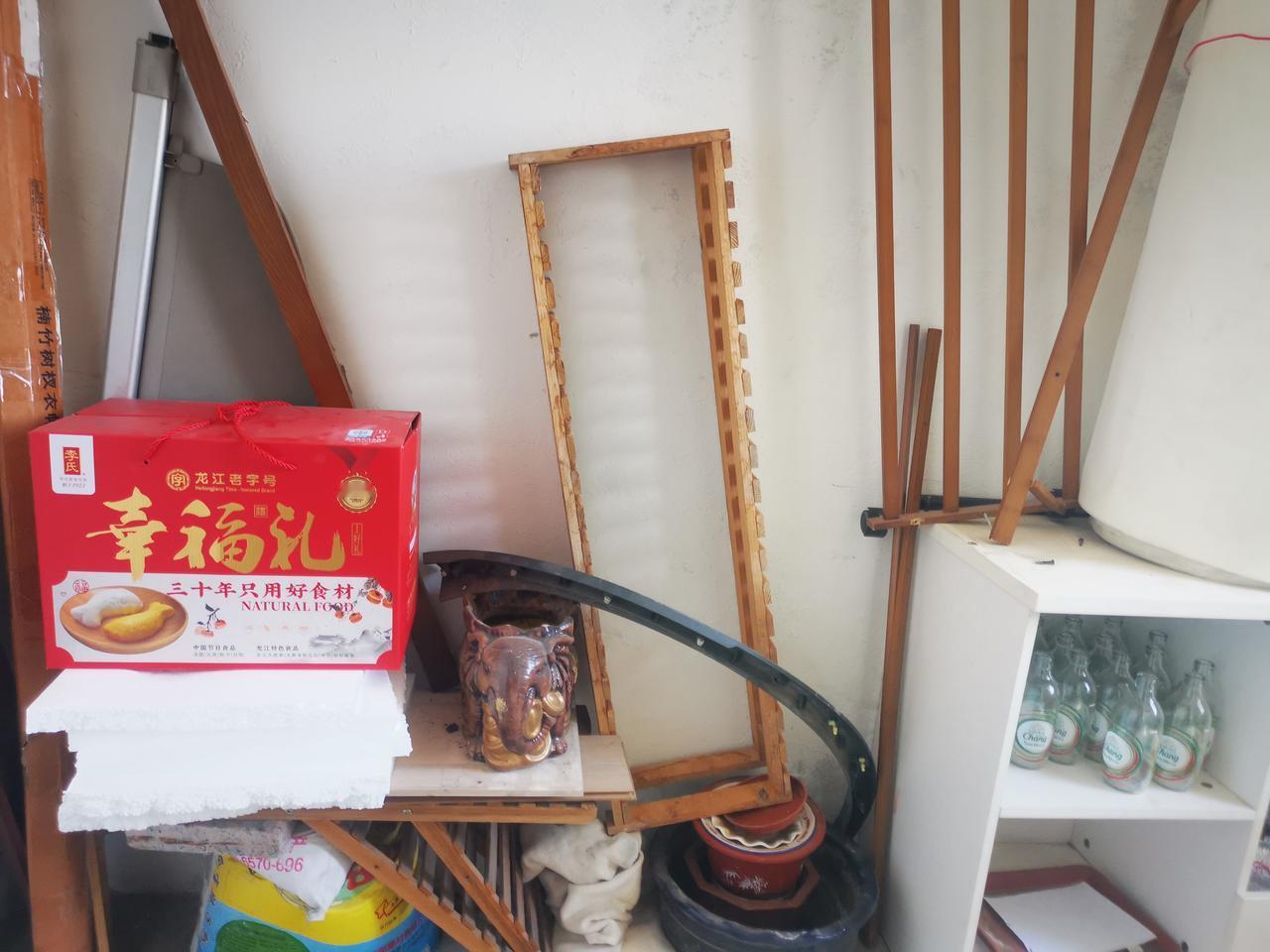 摊上这么一家邻居，该咋办？新搬来的邻居，门口楼道里都被他们家堆满