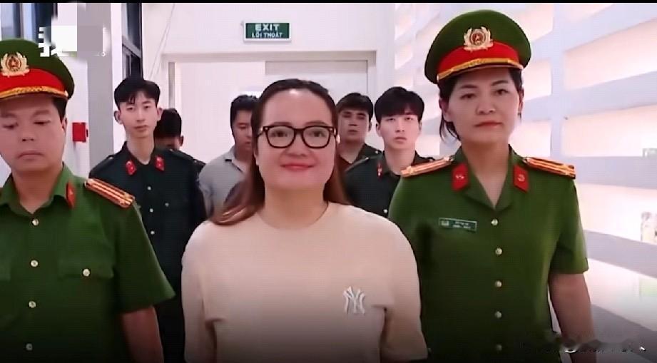 看看这个网红，被抓了还满面春风，面带笑容走在警察前面那气势，还以为是某位女高官
