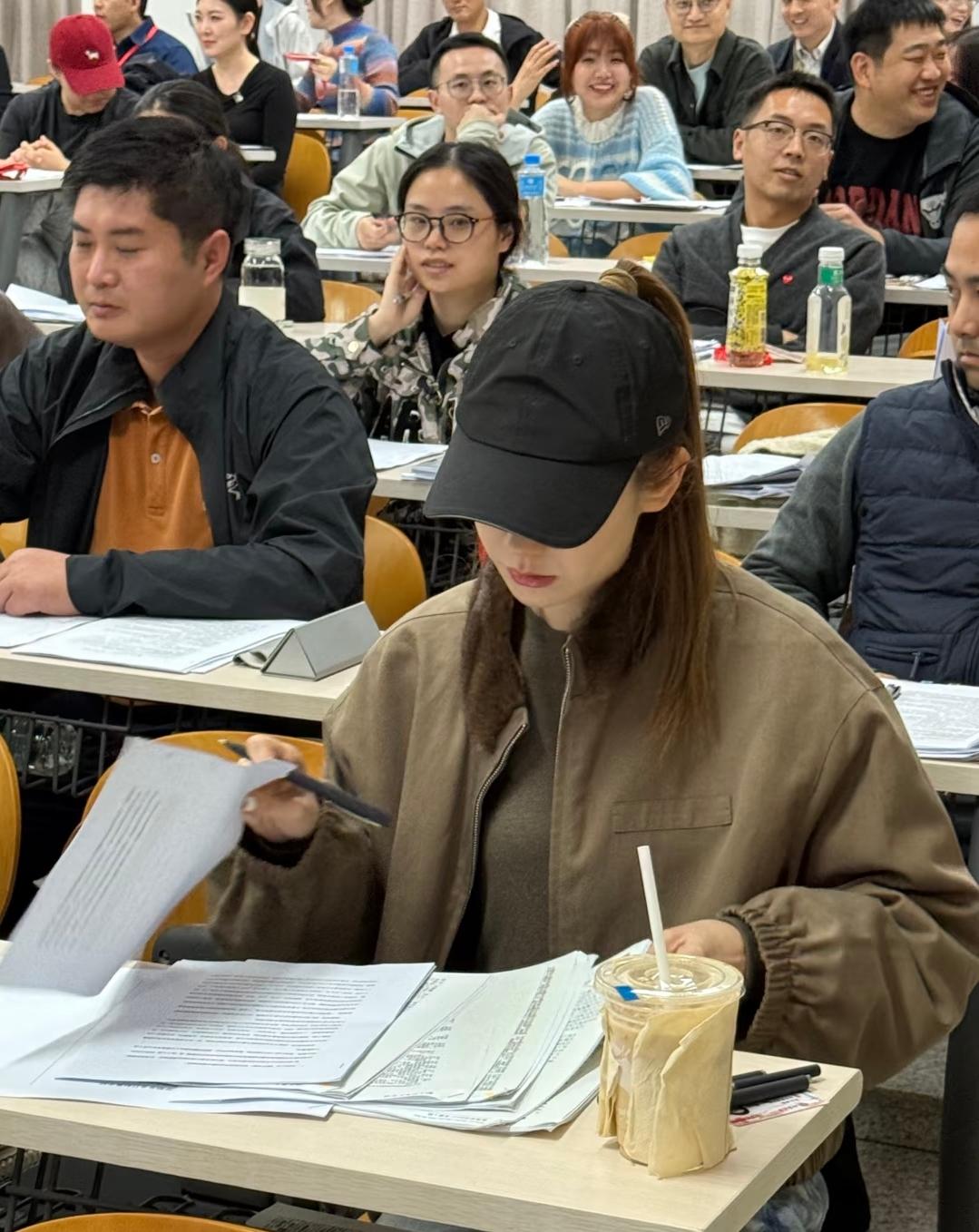我怀疑戚薇北大考试是为了流量；也怀疑戚薇是为了提高自己的学识和眼界；但是我