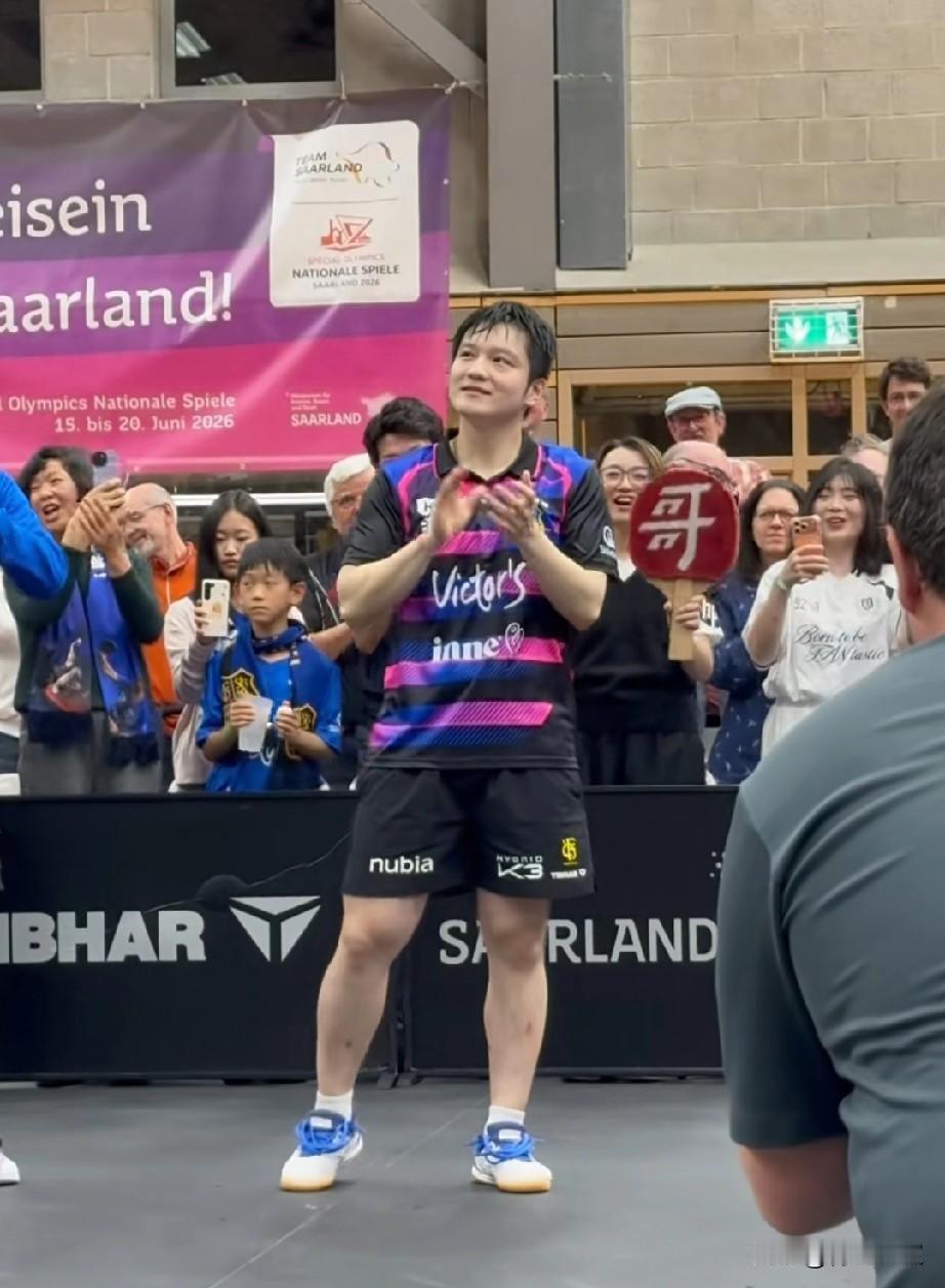 但凡经理多讲两句，东哥的眼泪就藏不住了！别说！还挺想看东哥掉眼泪[捂脸哭]经