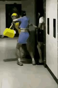 酒后乱性，不止是男人的专利女人竟然也这么离谱呀！一女子喝醉酒之后从电梯里走出来，