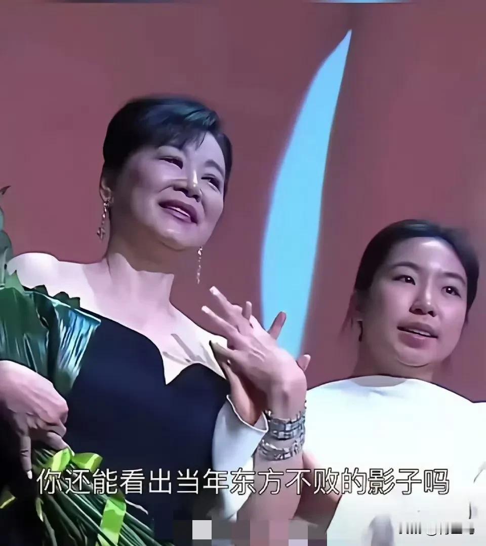 林青霞这女儿的长相真的是一言难尽[打脸]林青霞可是东南亚第一美女，她这闺女咋就