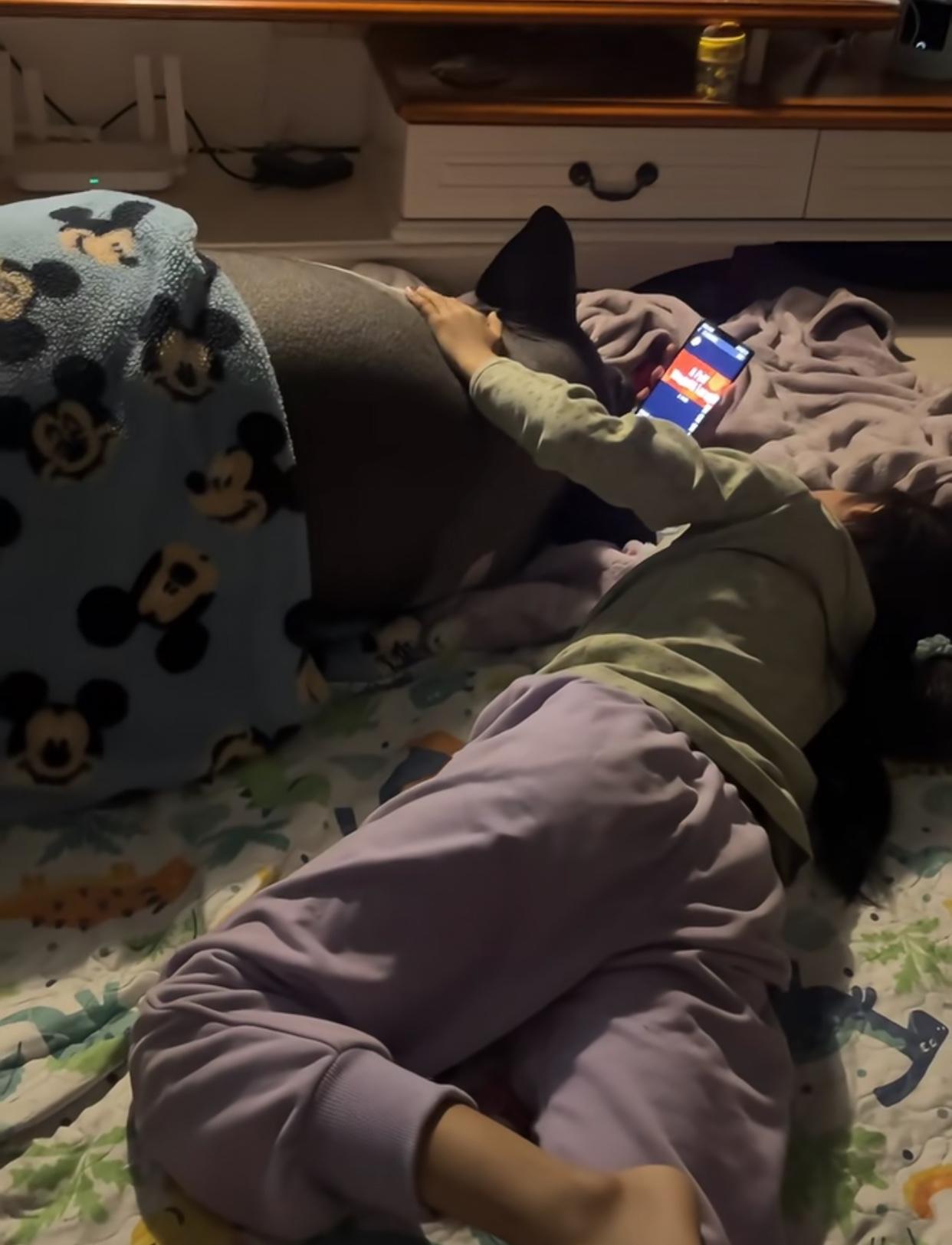 揉揉眼看了再看，躺那的真不是个人不是孩子爸是头猪，真猪！400斤！睡在床上