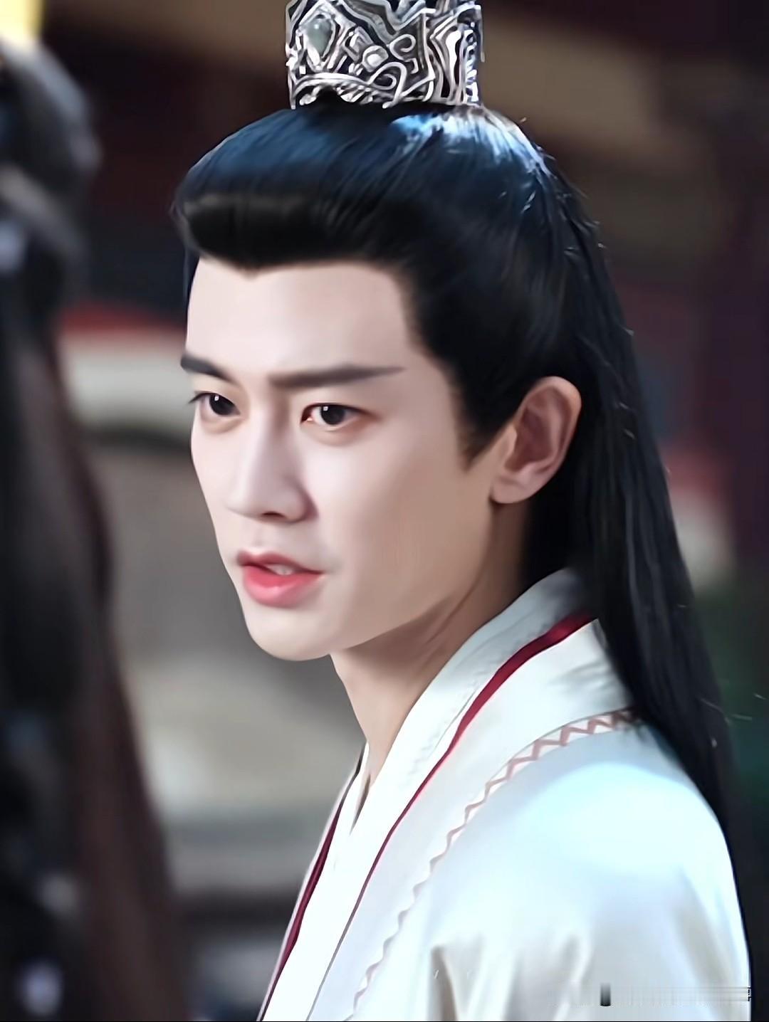 剧中的朝堂，说是“皇家疯人院”诚不欺我。萧焕恰似这疯癫局中唯一清醒的人，揣着基本