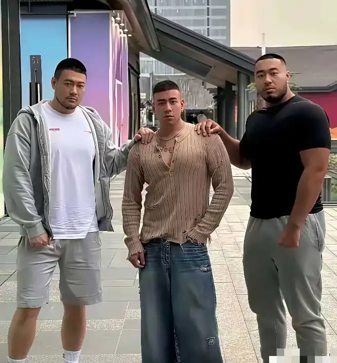 寸头圆脸络腮胡，看着唬人
