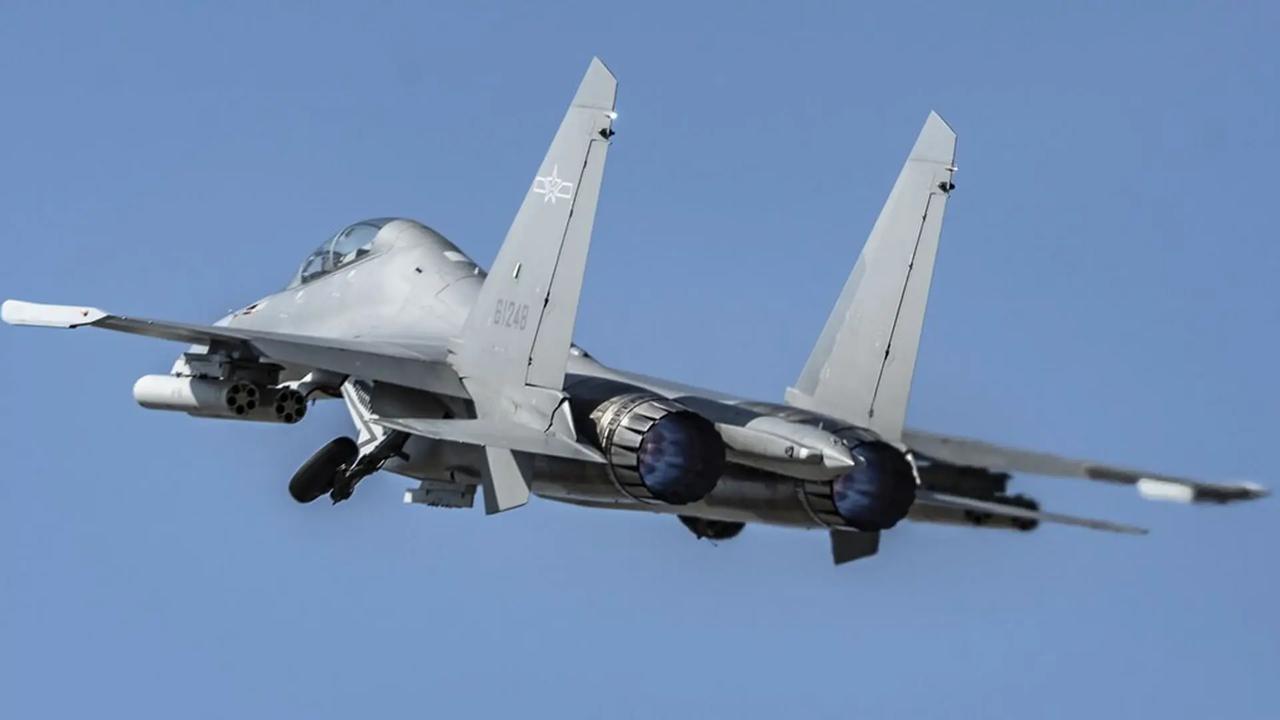 对于英国媒体的爆料，中国人民解放军歼-16重型战斗机躲在轰-6K远程轰炸机下方，