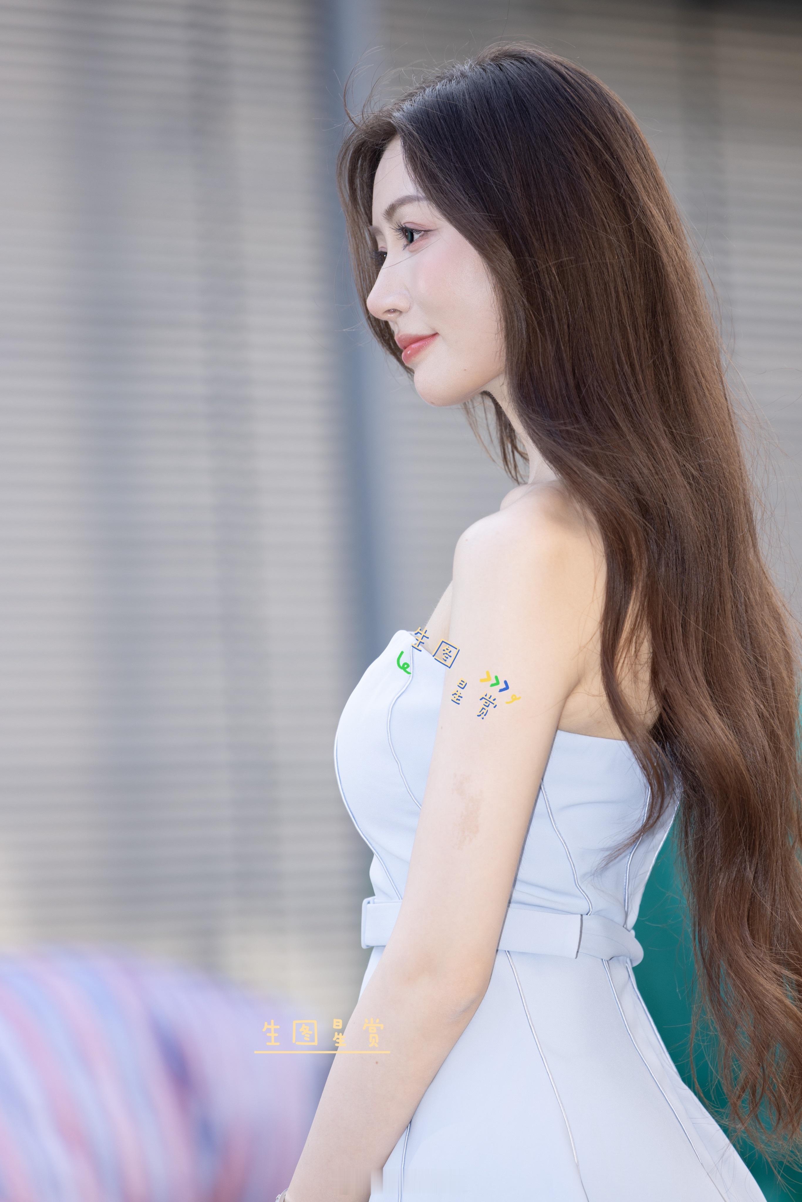敏敏上海CJ外拍浅蓝色裙搭配尖头细高跟👗知性淡雅高智感满满🫧🌷​​​