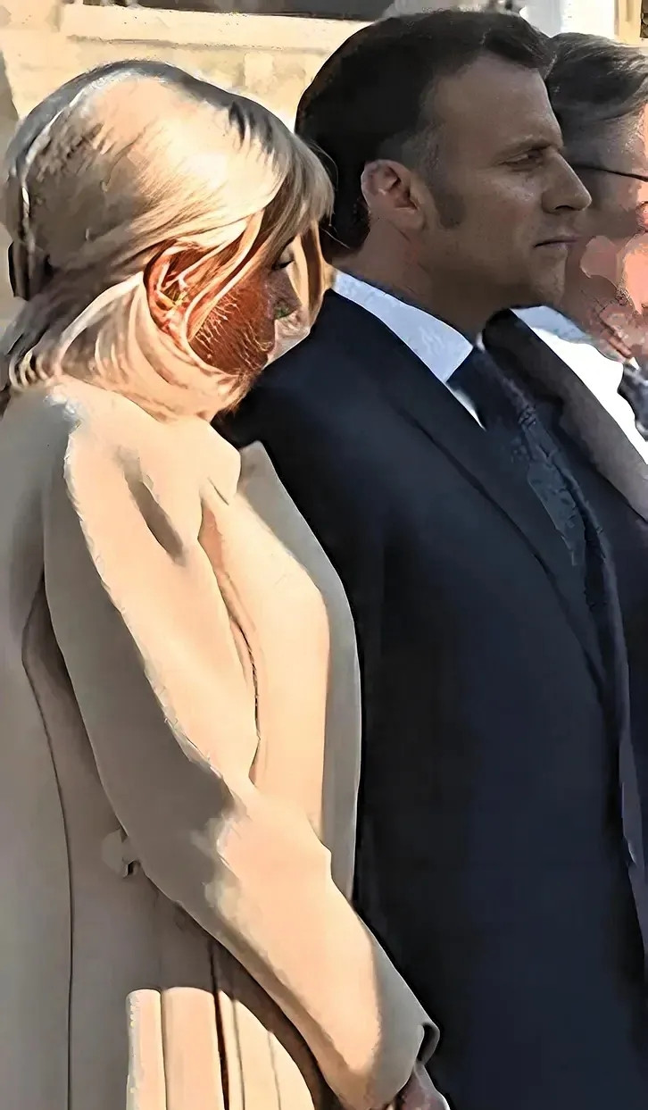 法国第一夫人布丽吉特这次英国之行真是出尽了洋相。11月某日，布丽吉特与马克龙一