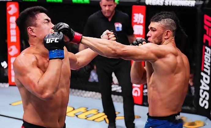 张名扬遭遇UFC首败，正视失利必能卷土重来8月23日，UFC格斗之夜上海站在上海