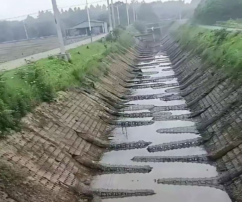 你猜这个水坝这样设计的目的是什么？有什么好处吗？