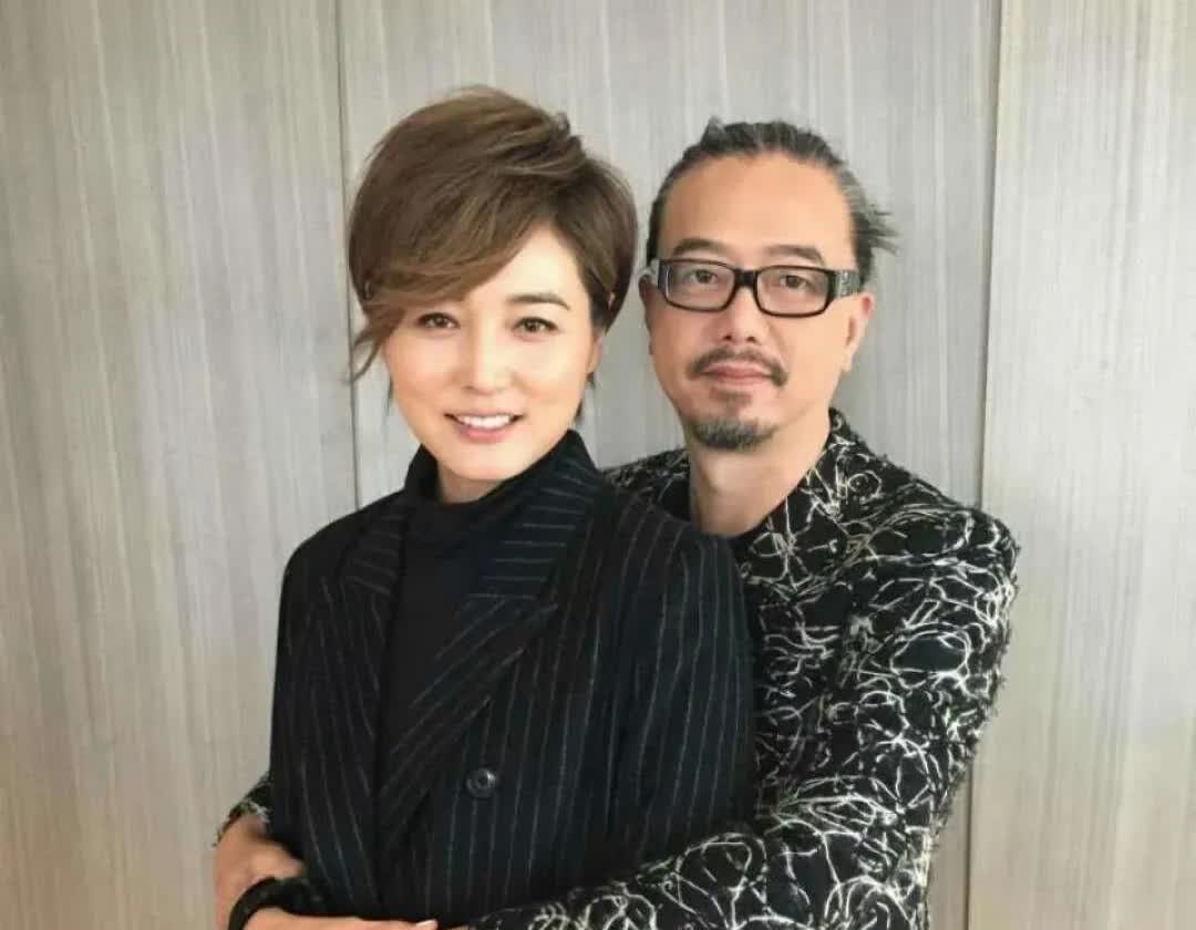 演员张延嫁大5岁香港丈夫，婚后生活甜蜜幸福，育有一女貌若天仙。如今女儿成长亭亭玉