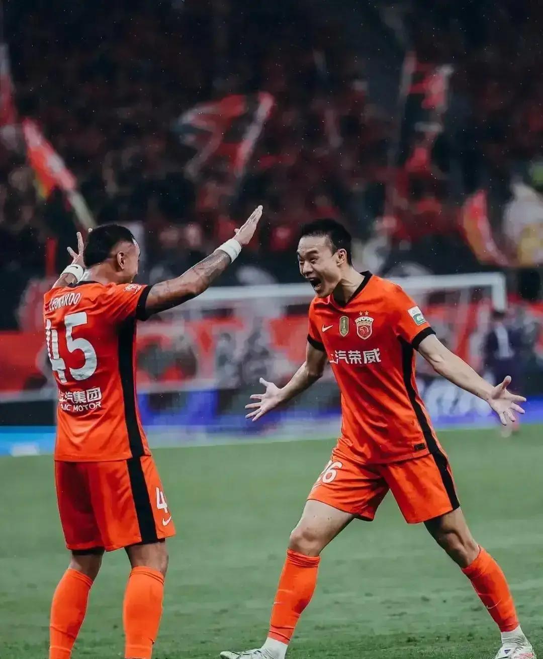 上海海港2026赛季要玩真的了。说是调整年，其实是精准砍包袱。李昂徐新这些