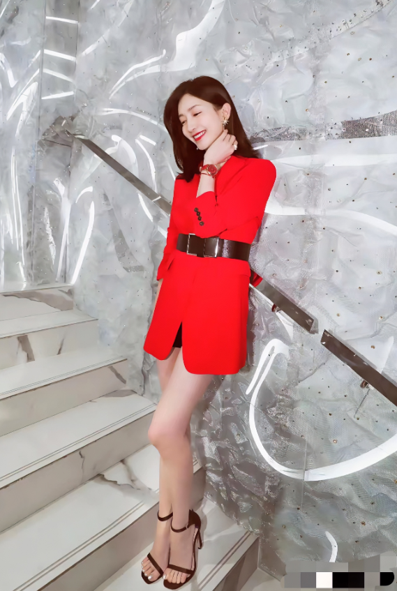 江疏影，168cm，五个脚趾头怎么会那么整起呢？