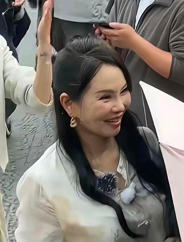 一年几百万花在脸上，还是回不了春，只是比同龄人看起来年轻，这可是化妆加美颜。