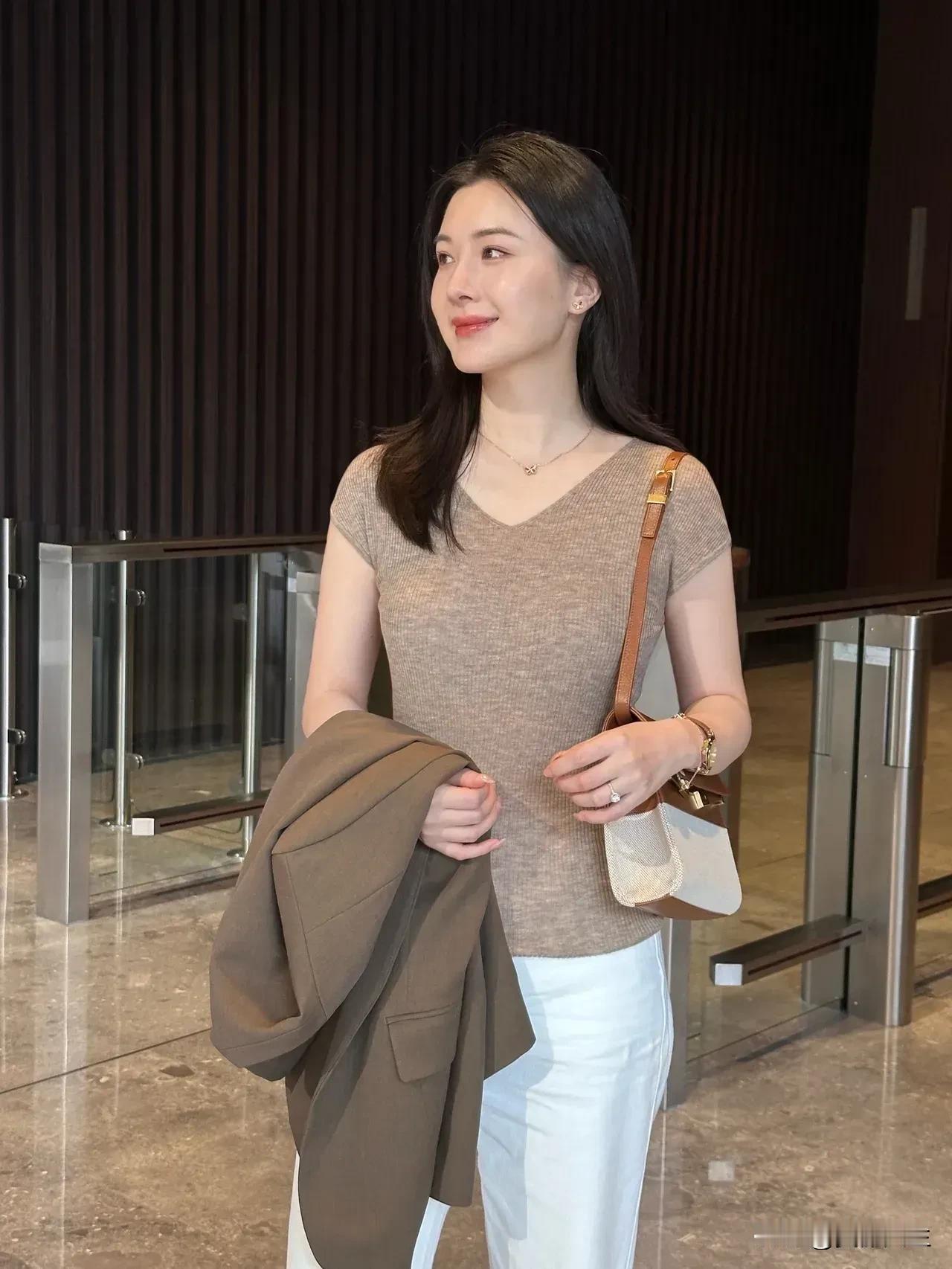 烟桥古镇青砖黛瓦诉说旧时光红灯笼串起悠悠岁月老墙爬满故事踏过石板路像是