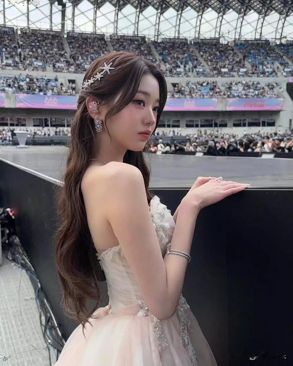 《张元英新图曝光！白裙长发似童话公主，回眸一笑甜到心颤》12月13日，张元