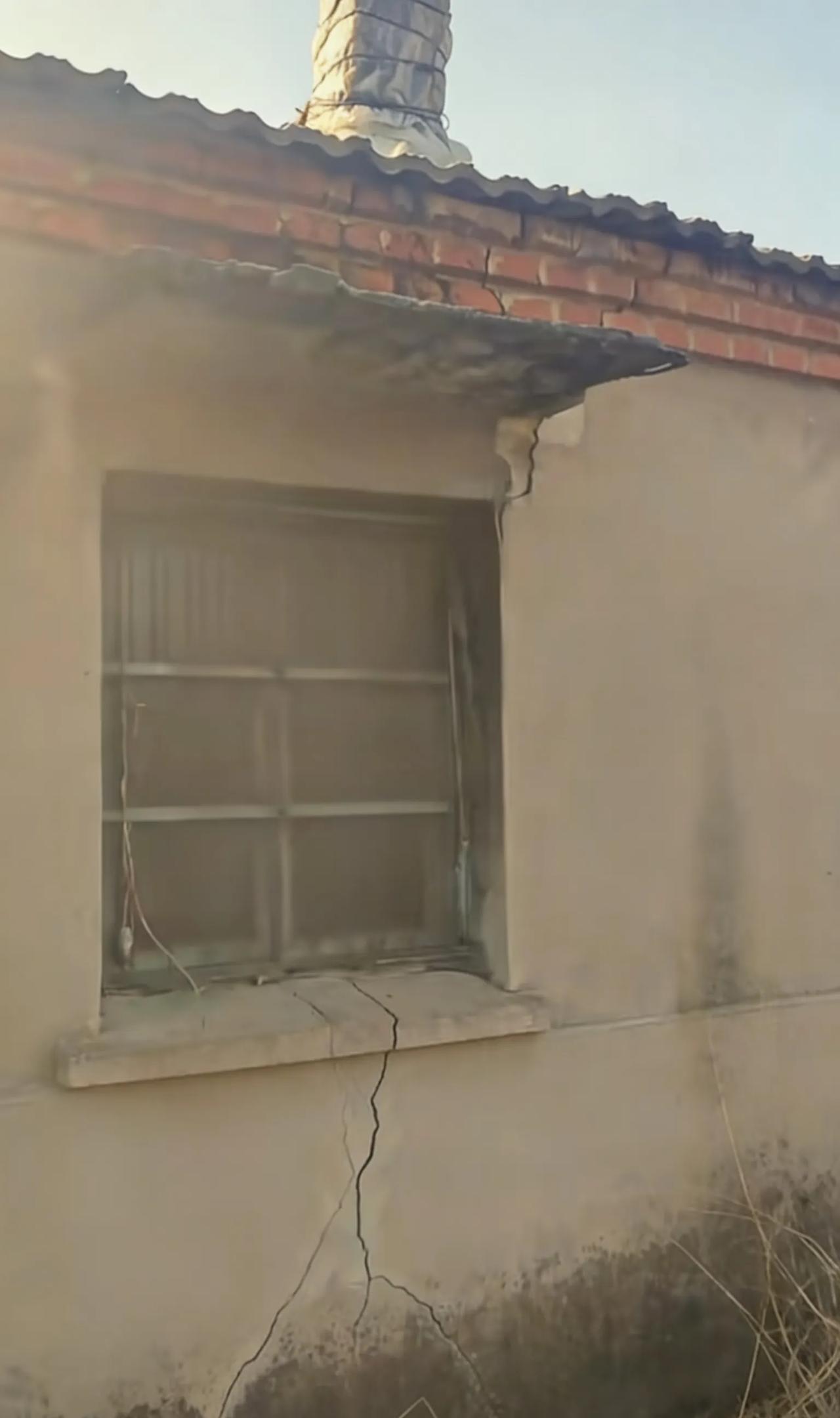 小伙捡到压锅石后陷入回忆，这石头藏着啥秘密呢？2月8日，在合肥打工的肥西小伙