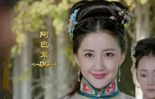 1626年，努尔哈赤刚去世，他的宠妃阿巴亥就被套上了白绫。阿巴亥拼命撕扯，想要挣