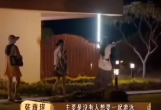 李沁晚上陪着张雅琪去游泳，陈数非常赞同，张雅琪：“主要是没有人想要一起游泳，你想