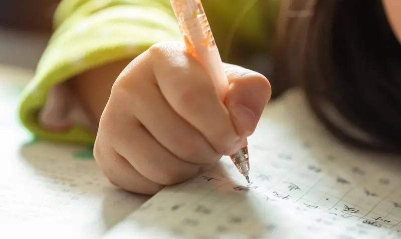 据说，普通人的工资也就4000块钱左右，如果家里就一个人工作，孩子都不敢生，因为