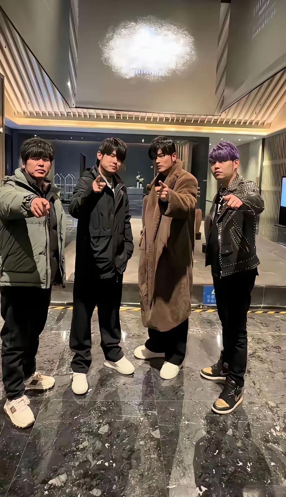 四个周杰伦分别是分别是周杰棍，双节伦，杰伦棍，棍杰伦。[汗]