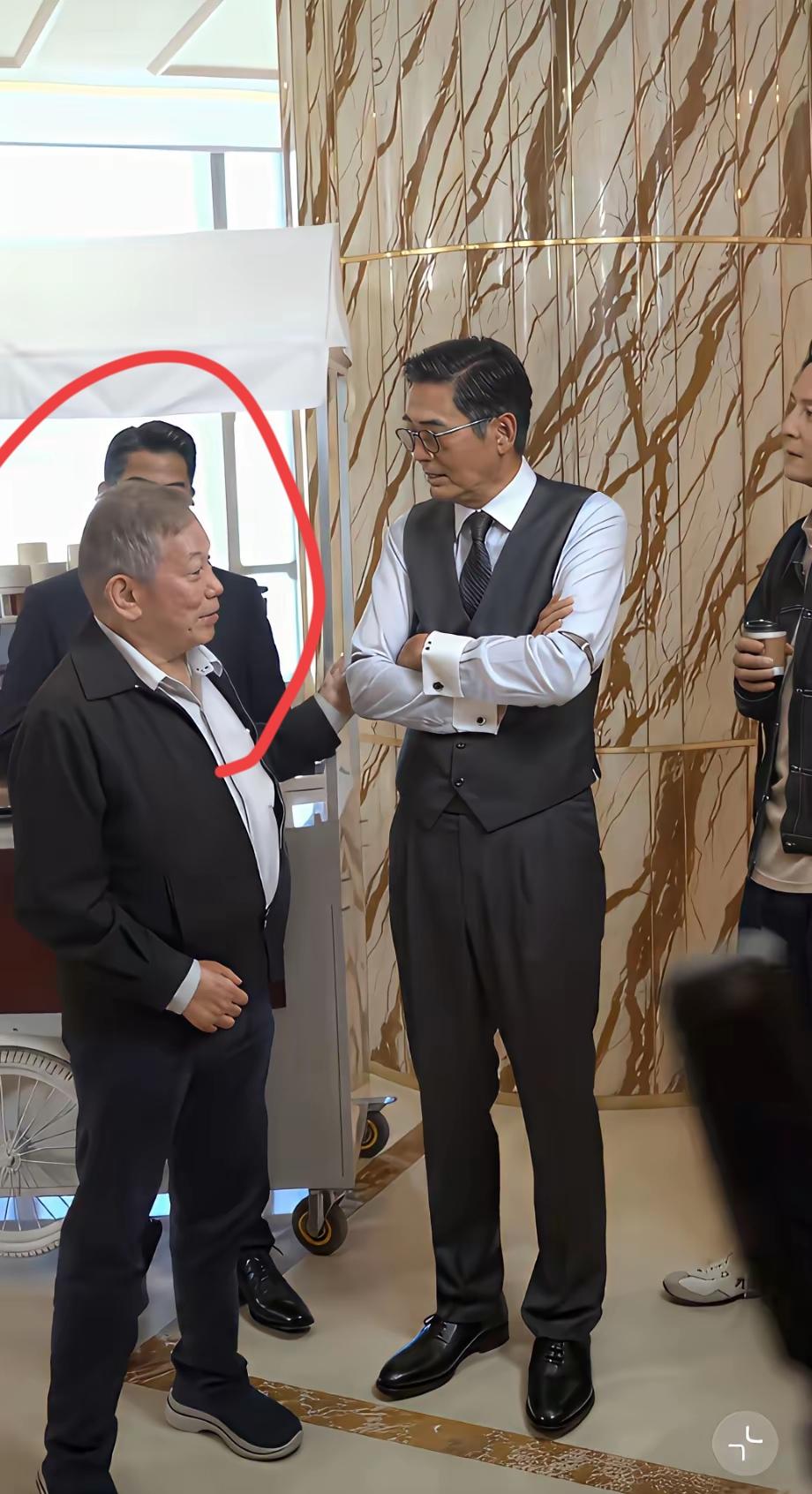 别小看左边这个男人，娱乐圈明星没有几个人不叫他一声大哥的，大家看出来他是谁了吗？