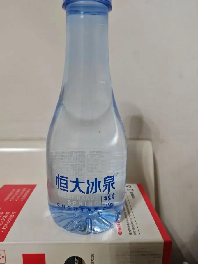 复盘恒大冰泉巨亏40亿被卖身的内幕，才发现根本不是水质不行，而是犯了两个极其愚蠢
