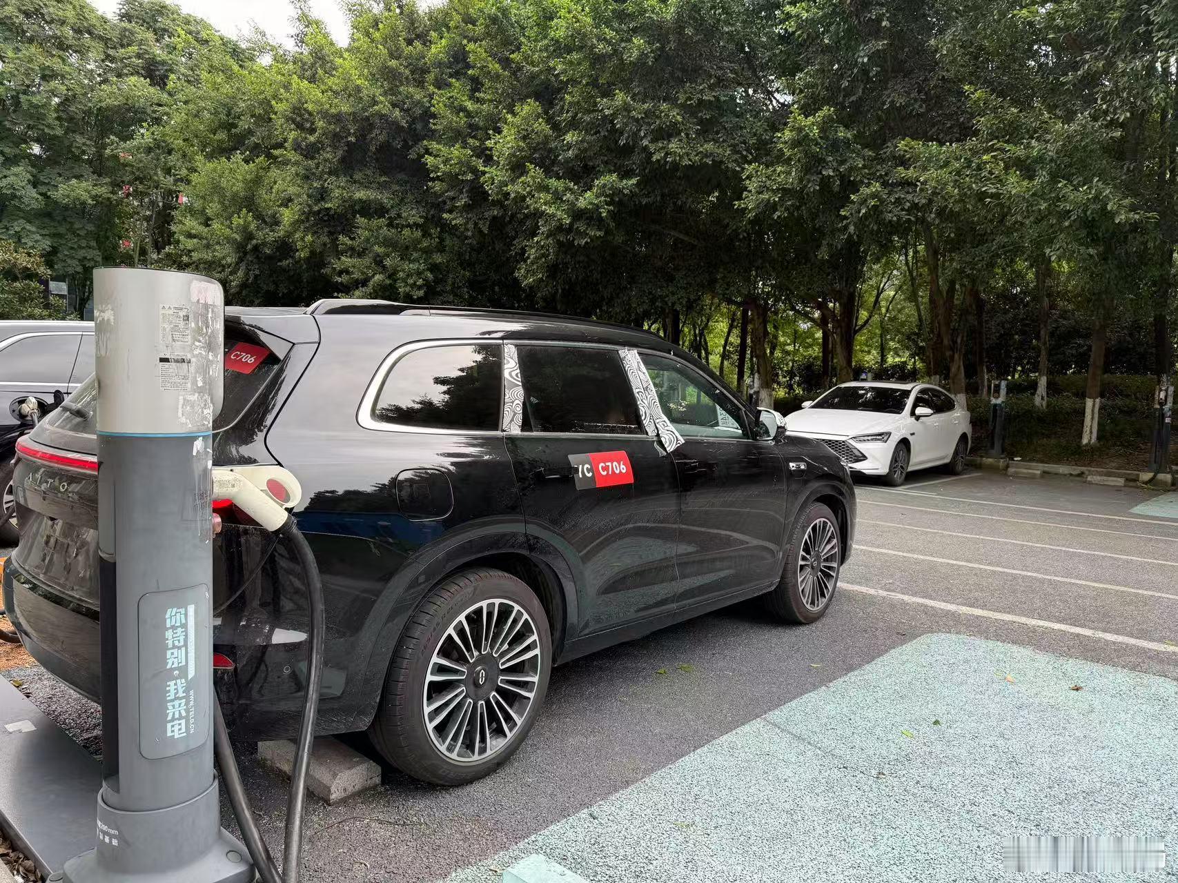 偶遇问界m7，内饰上看了一下变化不大，但是轴距加长到3m之后，明显看起来更霸气了
