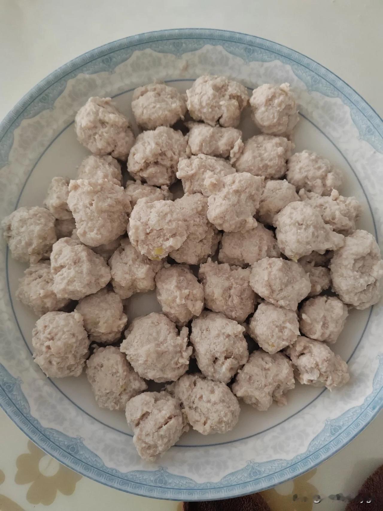 第一次做肉丸子，感觉太丑了，一点都不光滑，问题出在哪里呢？肉是放在绞肉
