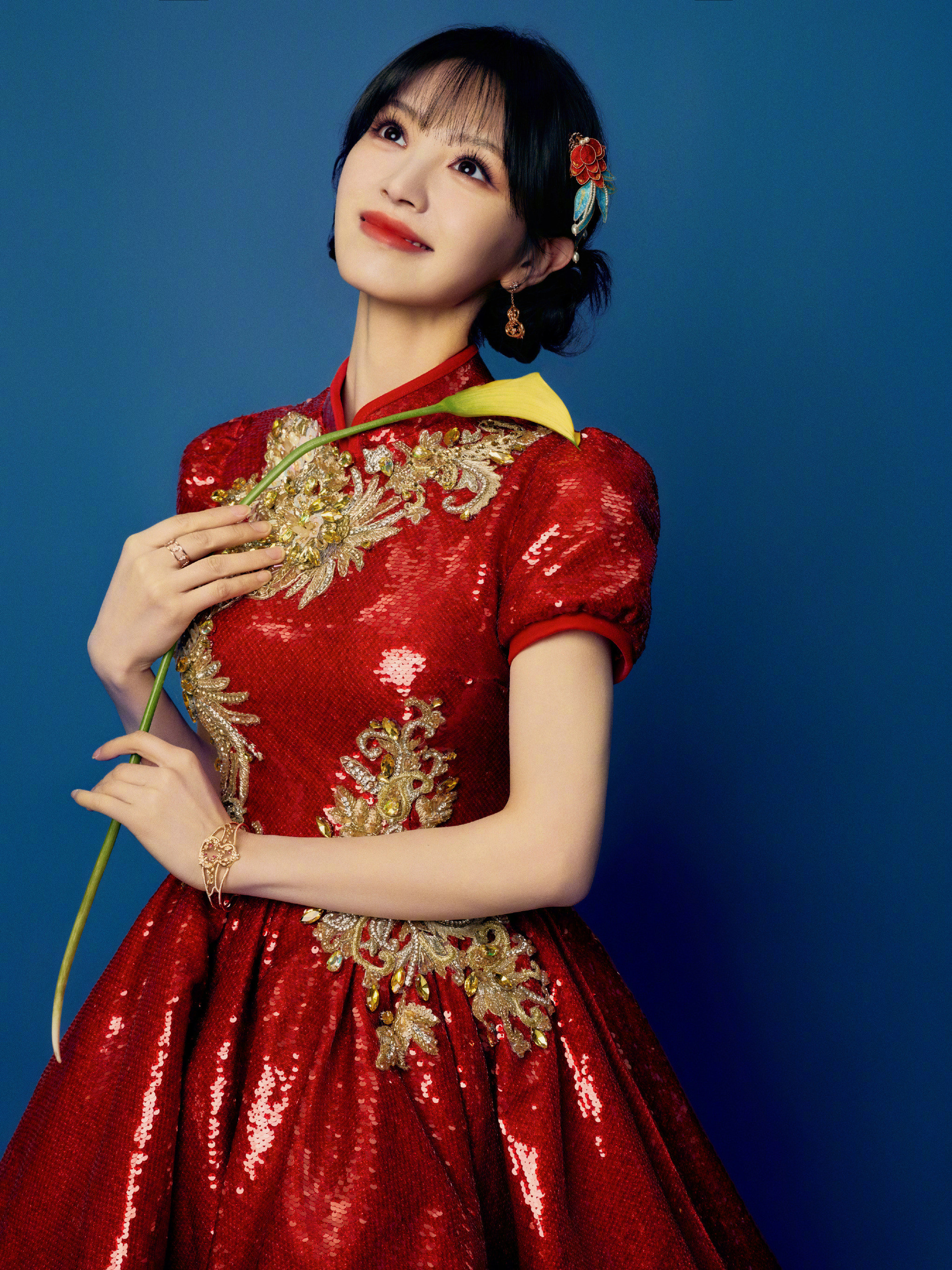 田曦薇2026年春节联欢晚会造型，金色亮片刺绣红裙，佩戴Qeelin珠宝，别