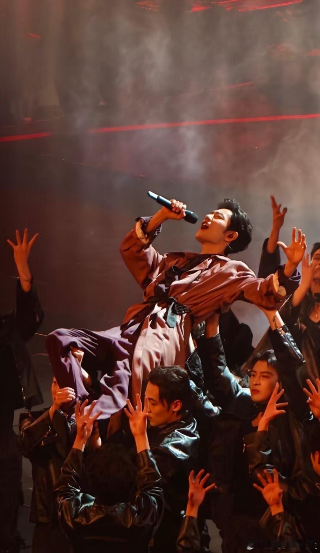 大家发现了吗肖战的心思太明显了紫色大衣，紫色裤子着装全紫色，真的太有新意了