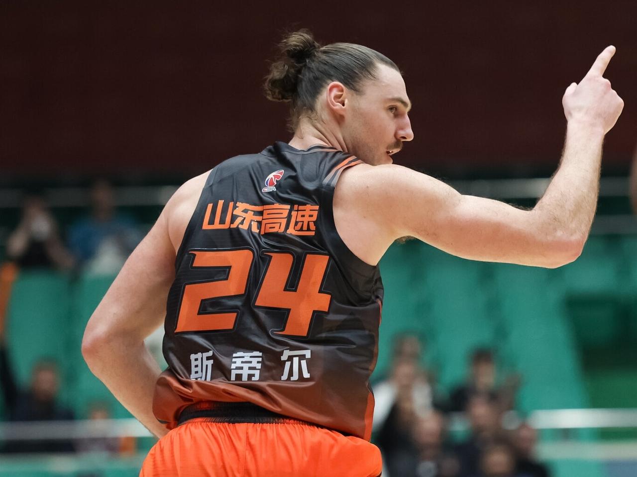 CBA最新消息：据篮球解说连睿发文谈到山东男篮新外援斯蒂尔：“便宜、好使，贝利·