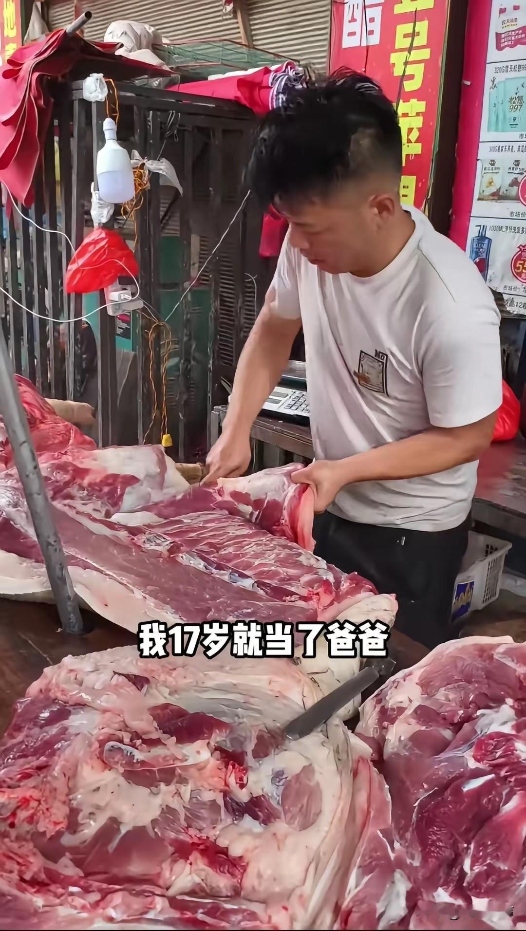 男子17岁就当了父亲，如今儿子也17岁了，儿子不是读书的料，不想上学了，于是男子